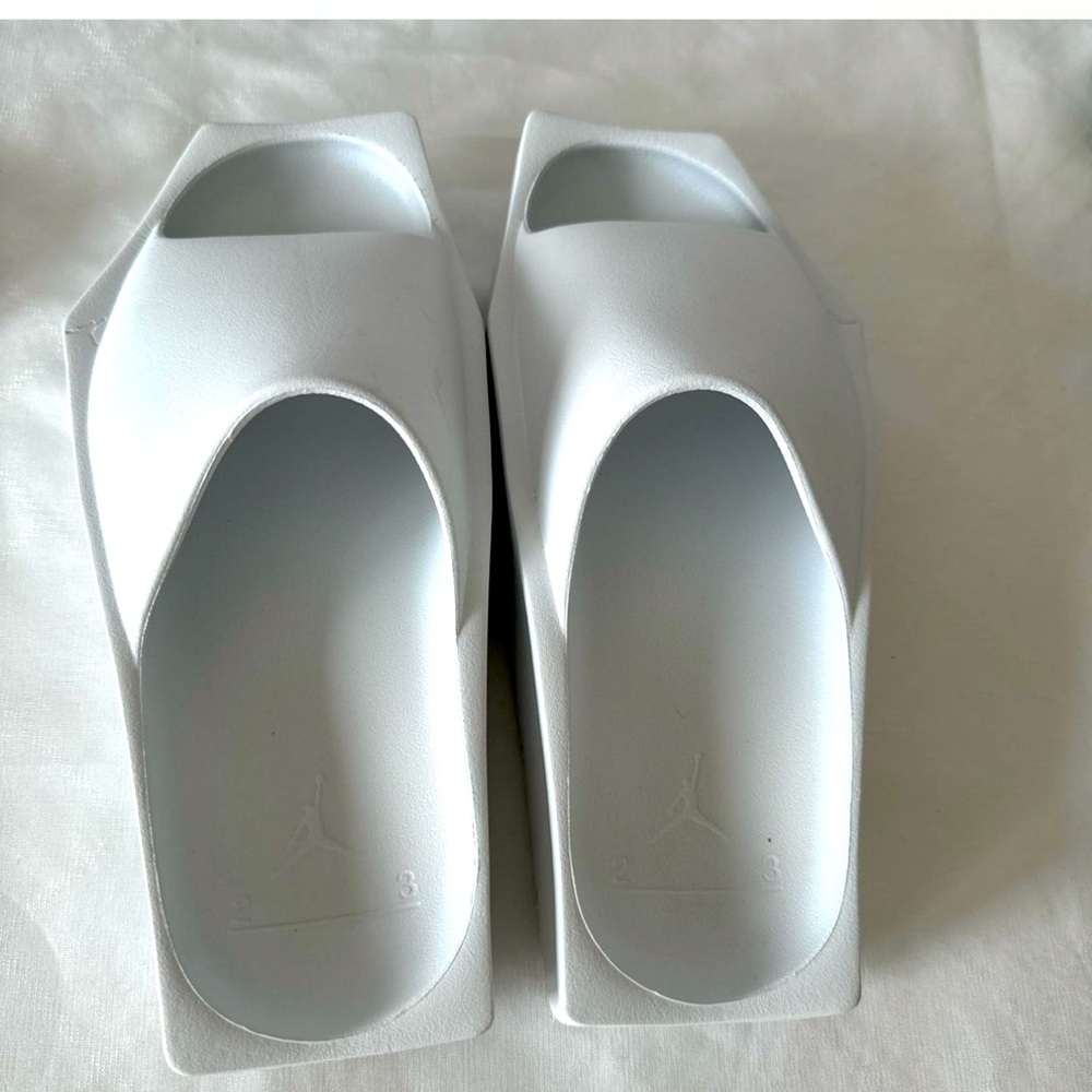 JORDAN • HEX SLIDES
Size US 6 • Excellent condition